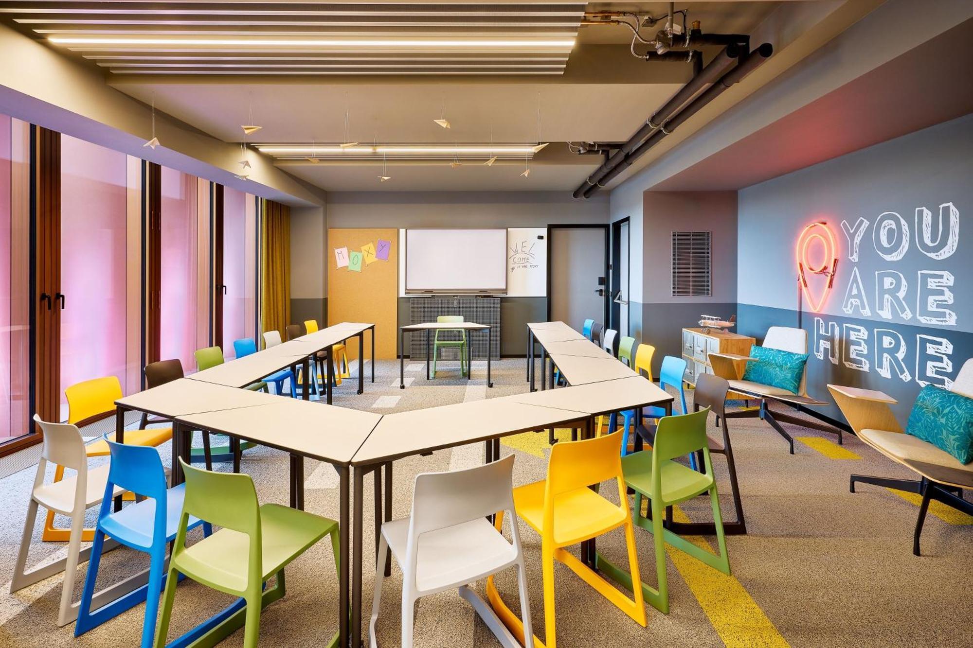 Moxy Luxembourg Airport Otel Niederanven Dış mekan fotoğraf